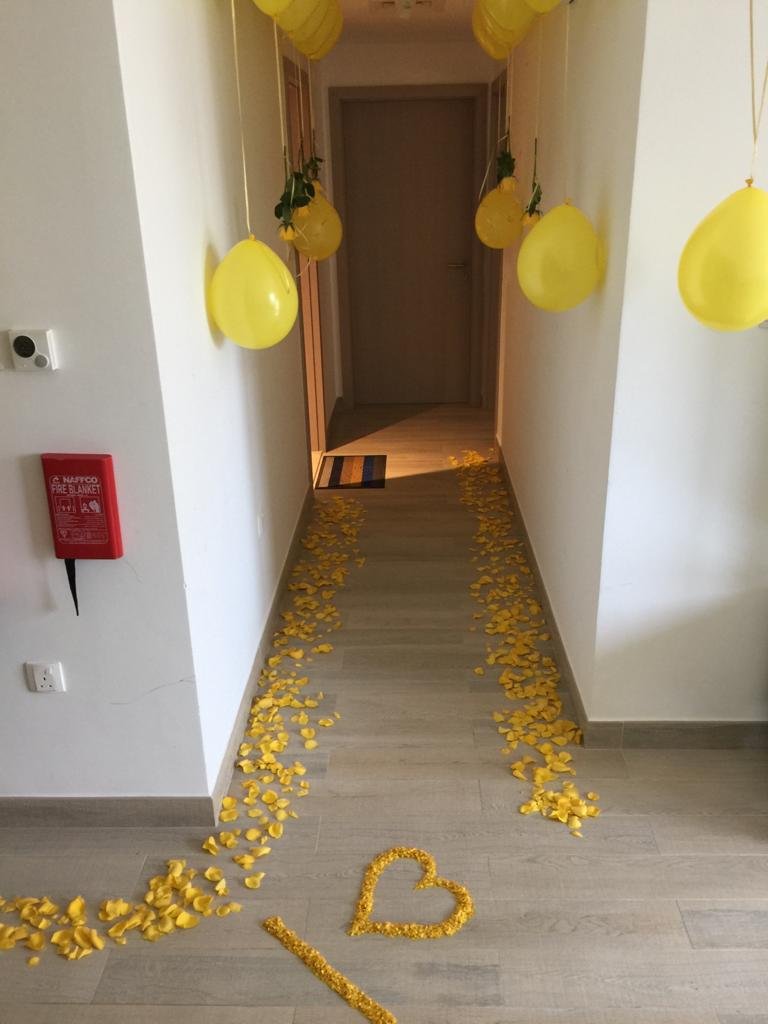 Silver yellow package room decor - Image 2
